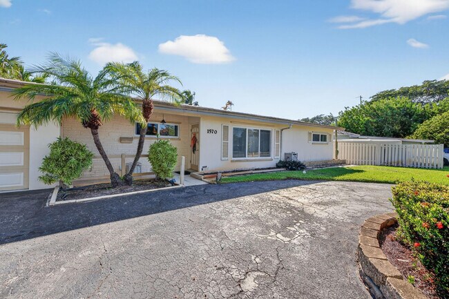 Building Photo - 1570 NE 30th Pl