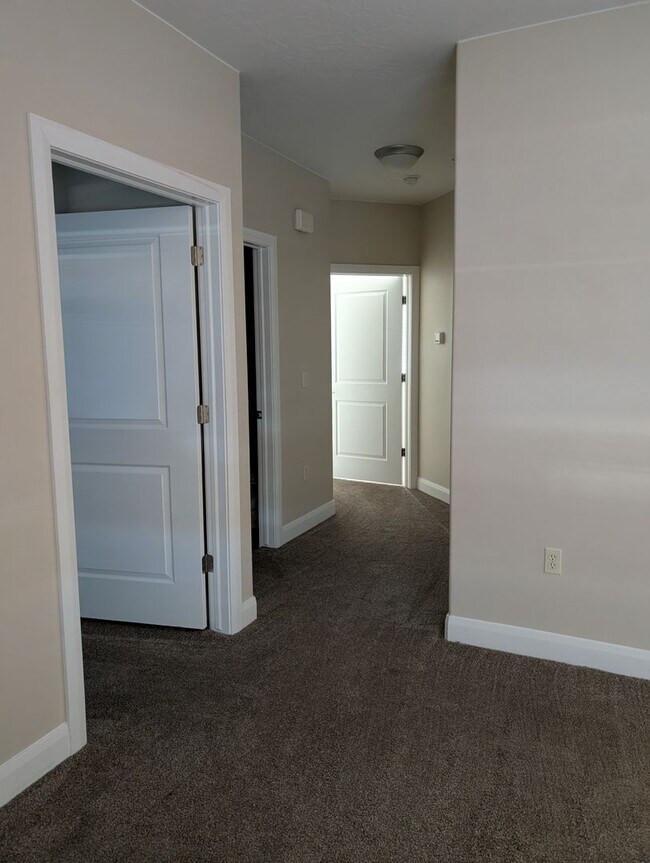 Building Photo - Super clean and upgraded 2 bed condo in Washington