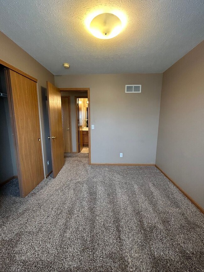 Building Photo - Spacious Millard Living with a Backyard You’ll Love