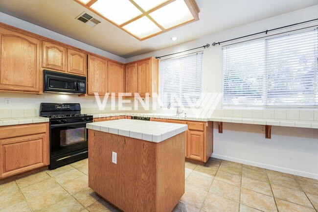 Building Photo - Spacious 4 Bedroom Home in Desirable Neighborhood