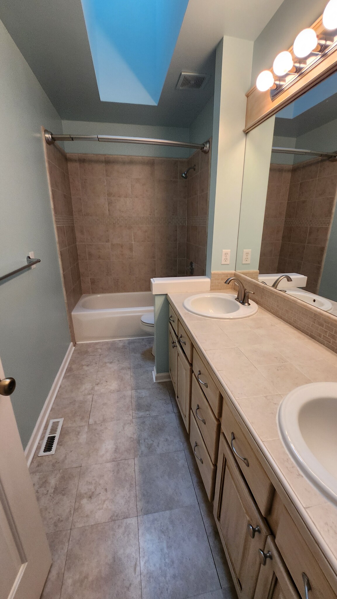 Secondary bath upstairs with dual sinks, shower/tub combo and skylight - 7409 245th Way NE