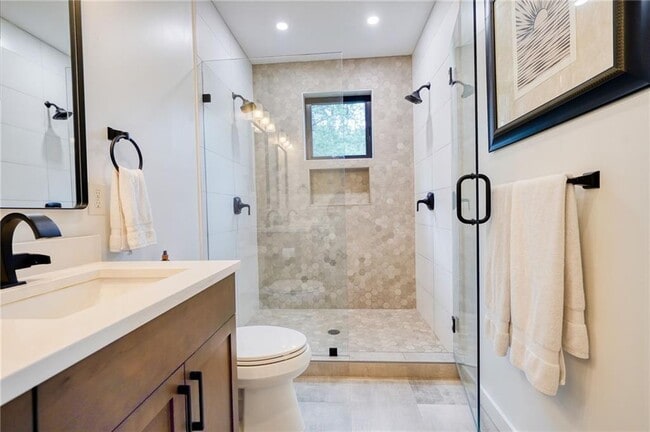 Building Photo - 829 Barnett St NE