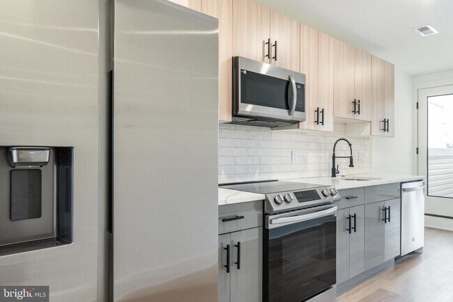 Building Photo - 2252 N Front St