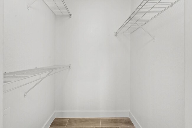 Building Photo - VENETIAN PLACE - 2nd floor • 1 BR 1 Bath - 735 ft²