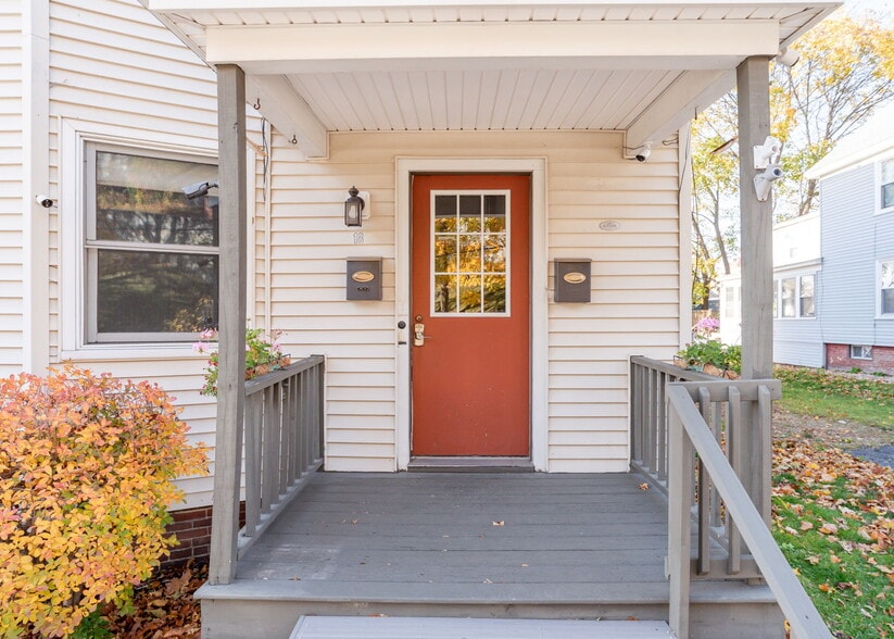 Building Photo - 18 College St