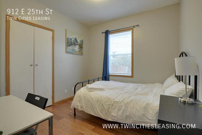 Building Photo - Updated 3 bed, 1 bath Apartment - With on-...