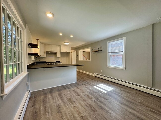 Building Photo - $3,395 Spacious 4BD/2BA Home w/Fenced Back...