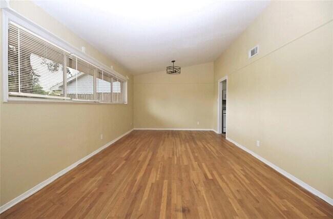 Building Photo - 5614 Fontenelle Dr