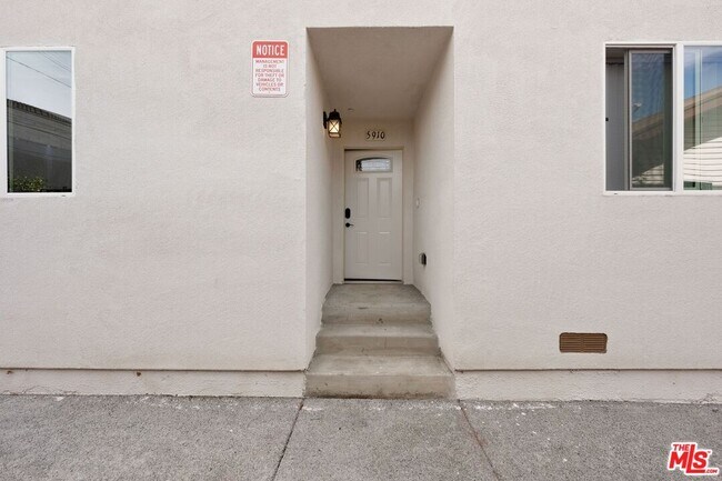 Building Photo - 5912 S Flower St