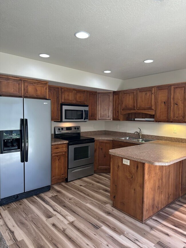 Building Photo - Modern 3 Bed, 2.5 Bath Townhouse - Excelle...