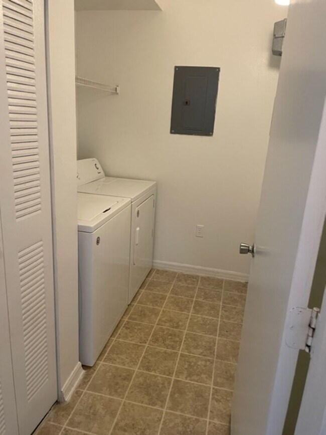 Building Photo - Luxury property. One bedroom condo