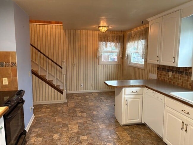 Building Photo - Charming home with large bedrooms