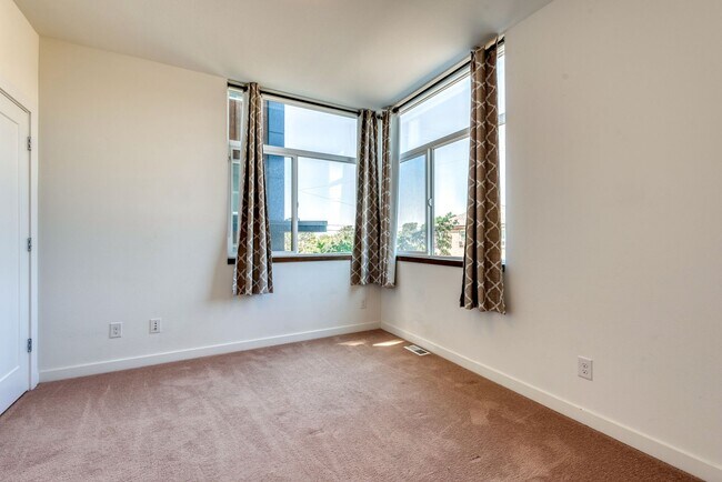 Building Photo - 2401 14th Ave S