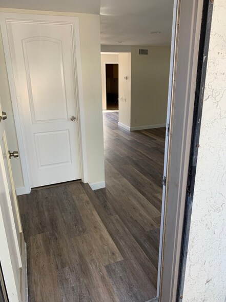 Building Photo - 16765 Barefoot Cir