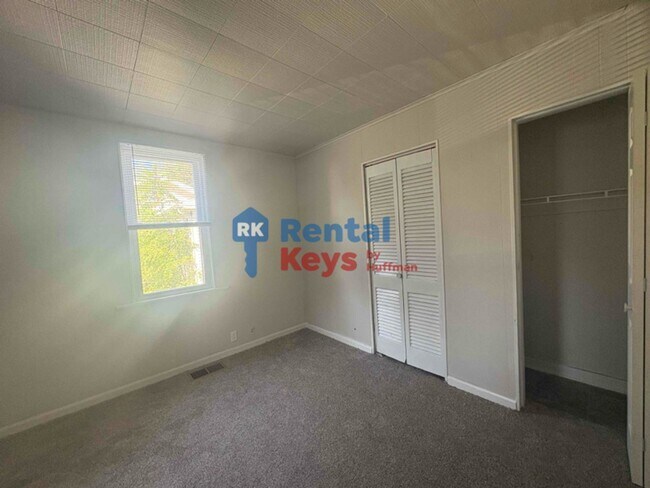 Building Photo - Two Bedroom House | Detached Garage