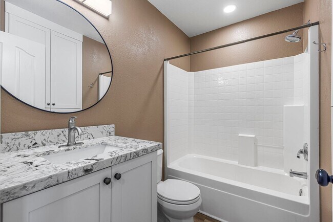 Building Photo - Lovely 3 bed / 2.5 bath Home in the Power ...