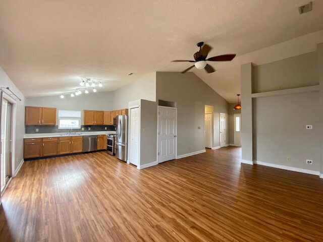 Building Photo - Beautiful 4 Bedroom home in Plainfield! Huge Storage!