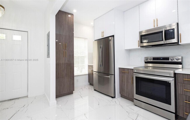 Building Photo - 16697 Hemingway Dr