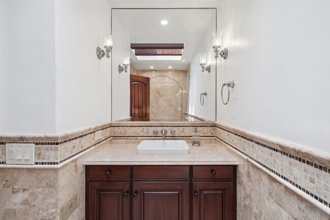 Building Photo - Charming 3BD Home in Coveted Newport Heights
