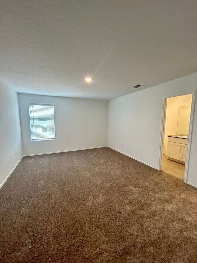 Building Photo - Hidden Trails, Bulverde, TX Spacious 4-Bed...