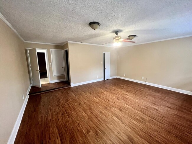 Building Photo - 2403 La Rochelle Dr