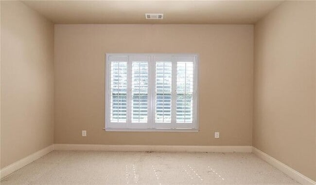 Building Photo - A stunning 5-bedroom, 4-bathroom home in B...
