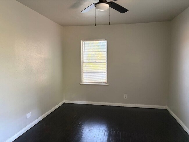 Building Photo - 5782 Belcrest St