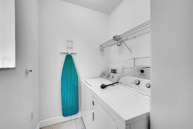 Building Photo - 1902 Coral Heights Ct