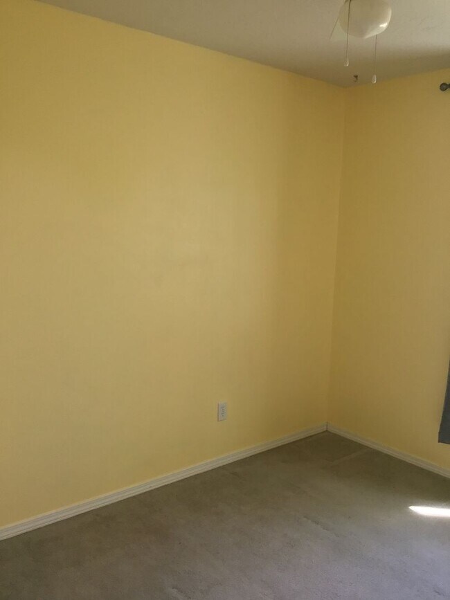 Building Photo - Spacious 3 Bedroom 2 Bath Home in Albany!