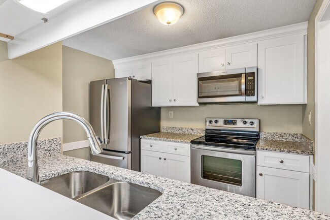 Building Photo - Newly Updated Park Place Townhome in Green...