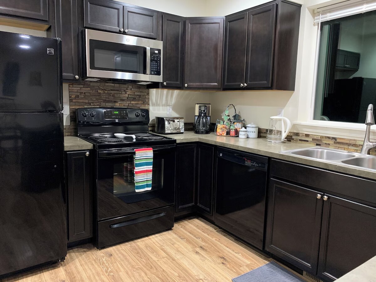 Full appliances in large kitchen - 1747 Vela Ln SW