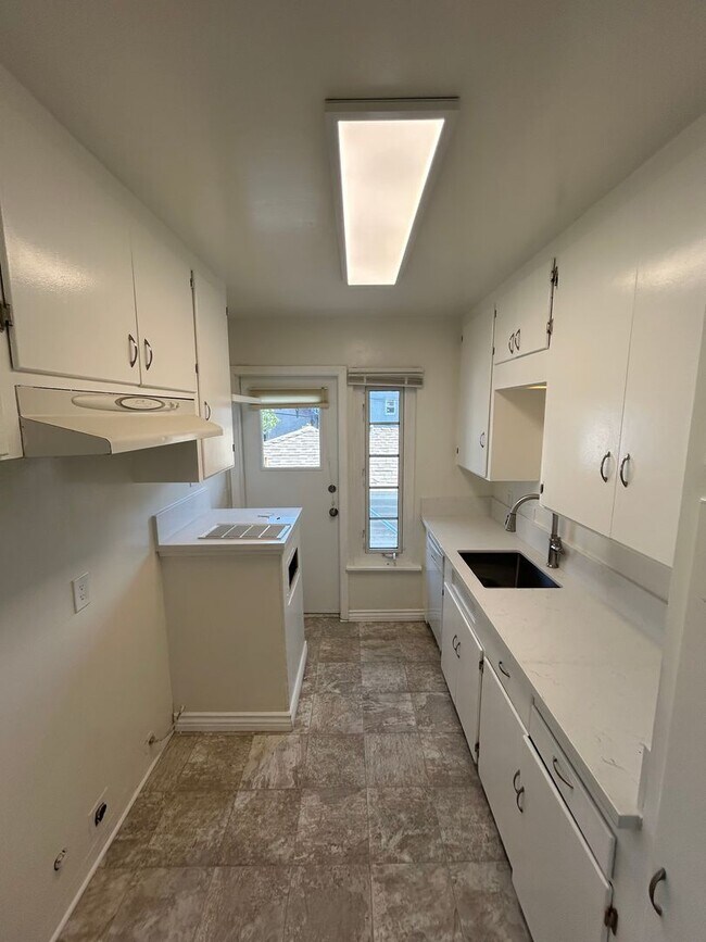 Building Photo - Bankers Hill One Bedroom