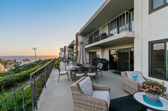 Building Photo - short term rental in the loop