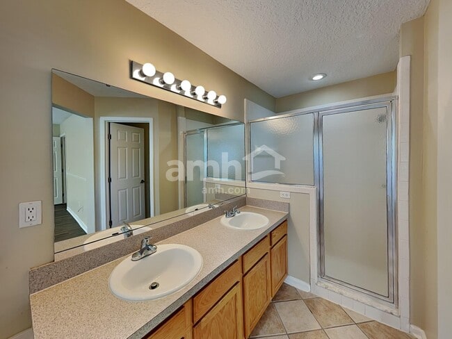 Building Photo - 1725 Dartmoor Ln