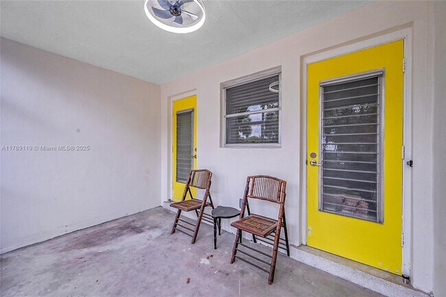 Building Photo - 810 SW 12th Ct