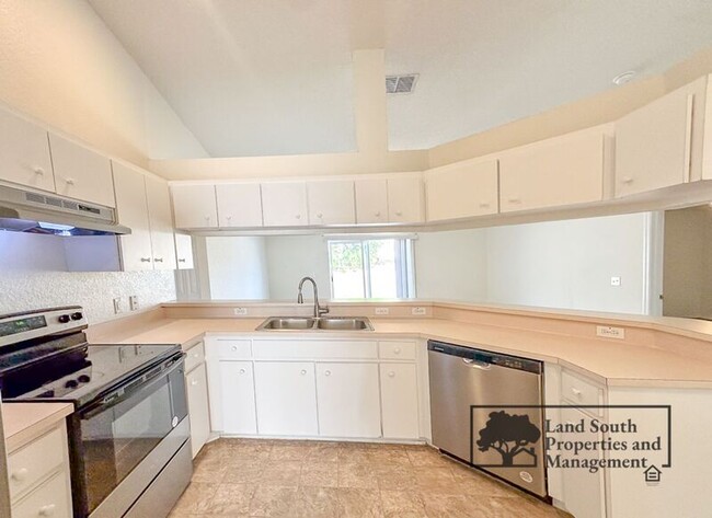Building Photo - 5557 Beverly Rise Blvd