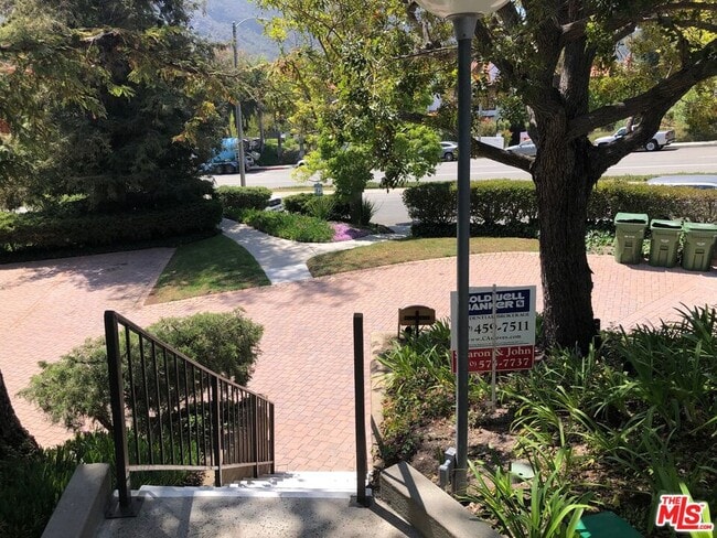 Building Photo - 1588 Palisades Dr