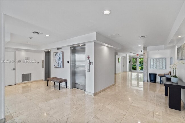 Building Photo - 9250 W Bay Harbor Dr