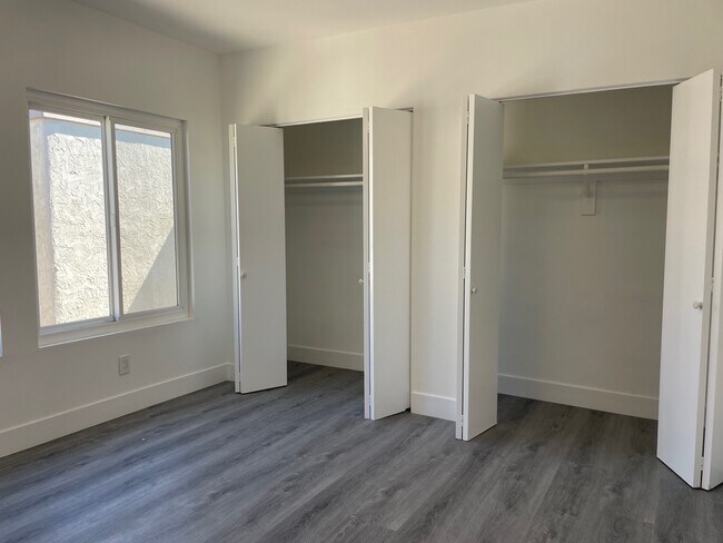 Building Photo - 323 S Broadway