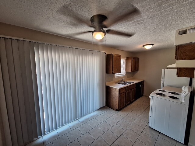 Building Photo - "Charming 2-Bed Apartment with Full Bath in Wichita's Heart!"  Hurry! Limited-Time Special: NO AP...