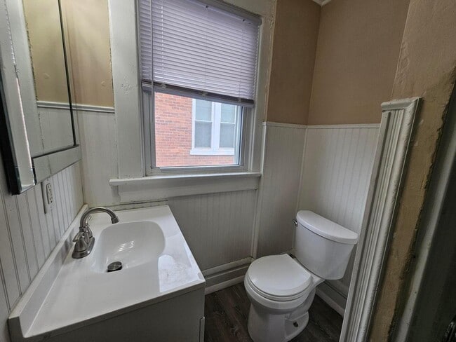 Building Photo - 831 Linwood Ave