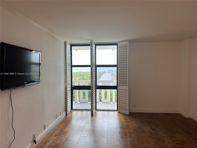 Building Photo - 1121 Crandon Blvd