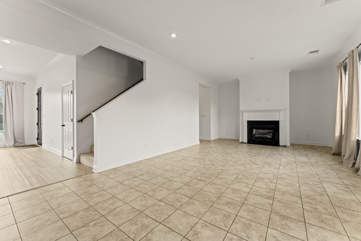 Building Photo - 18642 Lake Harbor Ln