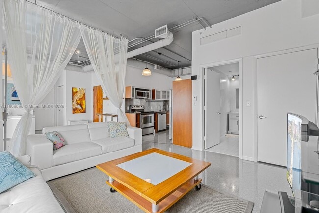 Building Photo - 10 SW South River Dr