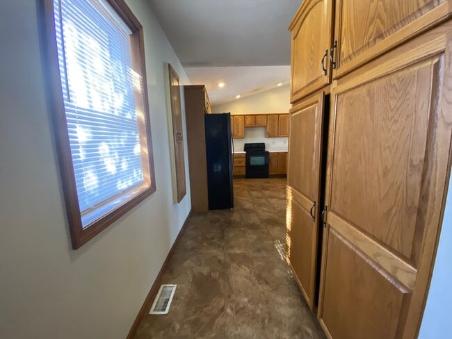 Building Photo - Large 4 Bed /  2 Bath Home
