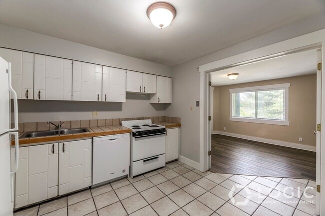 Building Photo - 240 E 400 N