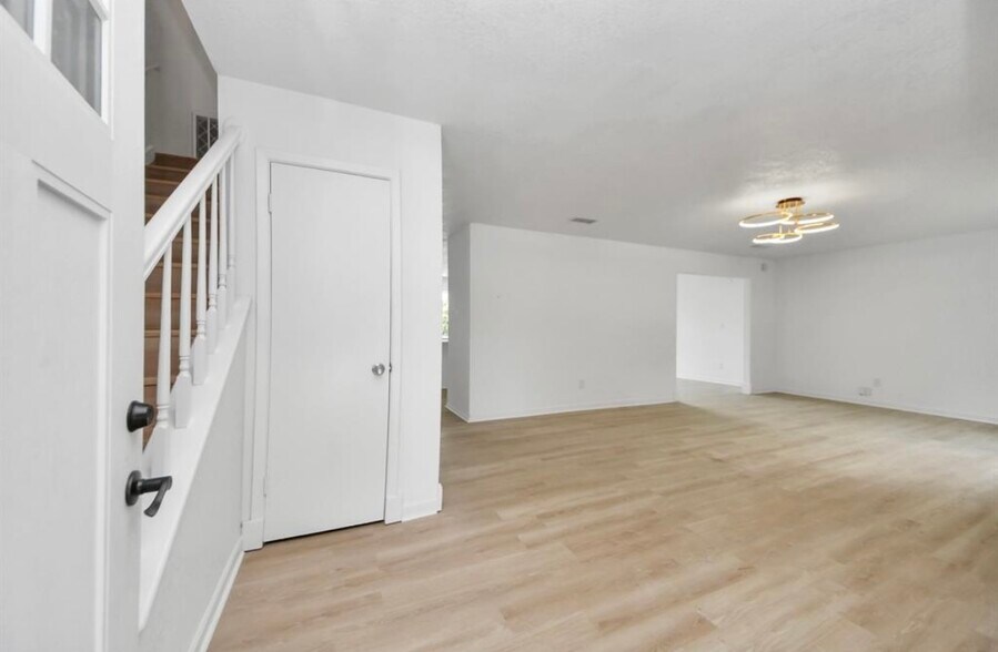 Building Photo - 3223 Deer Valley Dr