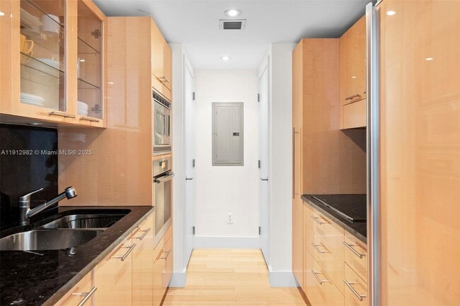 Building Photo - 6801 Collins Ave