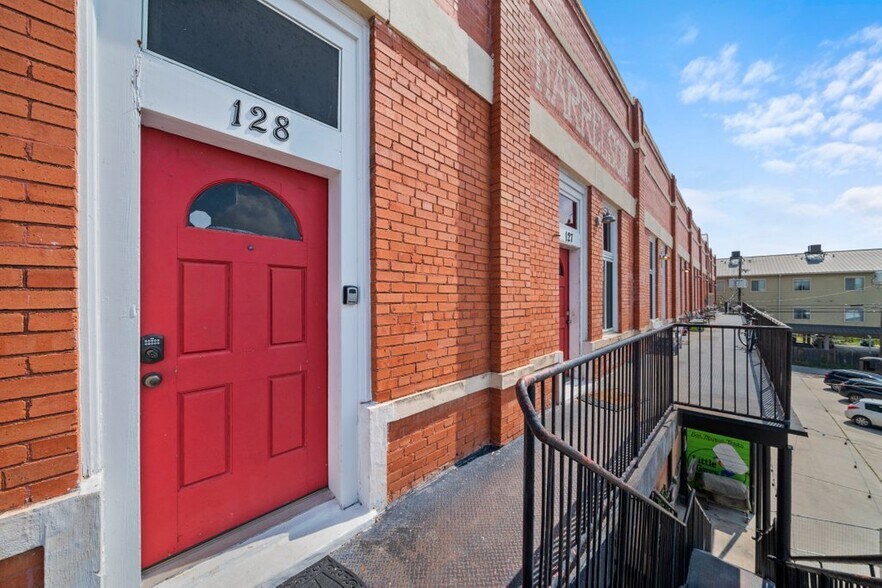 Upstair units - 202 E San Antonio St