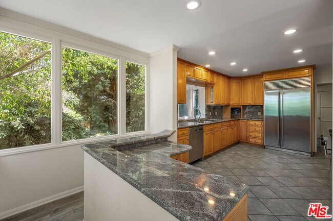 Building Photo - 9149 Hillsboro Dr